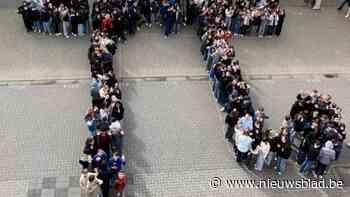 Leerlingen vormen reuze pi op speelplaats