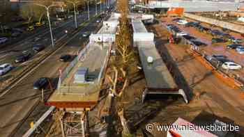 Wat zit onder de tien enorme ingepakte, witte zuilen onder nieuwe fietsbrug in Hasselt?