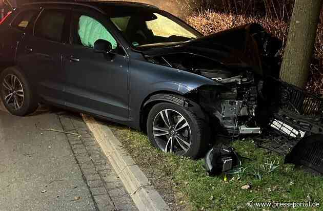 FFW Schiffdorf: Pkw prallt gegen Baum - Fahrerin kommt verletzt ins Krankenhaus