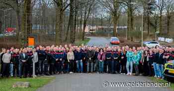 Burgemeester Marcouch bedankt deze mannen en vrouwen voor hun inzet bij verwoestende stadsbrand: ‘Ik ben trots op jullie’