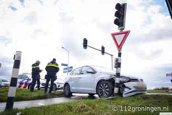 Auto botst bij stoplichten Friesestraatweg Aduard, 1 gewonde