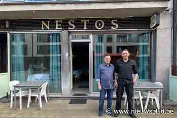 Hij “groeide op in de keuken”, nu neemt Makis (45) restaurant van zijn vader over: “Ik wil dat mensen zich hier echt in Griekenland wanen”