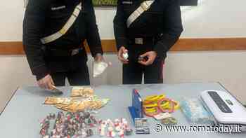 Ci sono i carabinieri e lui butta la droga dal finestrino dell'auto, 50enne in manette