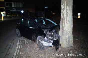Auto botst tegen boom, bestuurder met schrik vrij