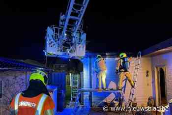 Brandweer moet vuur aan schouw blussen