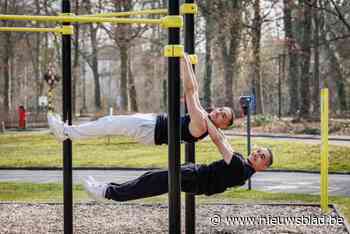 Tweelingbroers (20) studeren voor arts en zijn toppers in acrobatische krachtsport: “We trainen ook in de woonkamer, al vinden onze ouders dat iets minder leuk”