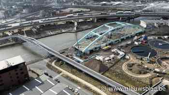 Blauwgroene boogbrug krijgt vaste plek over Albertkanaal: fietsers krijgen kijkplatform om monsterklus te volgen