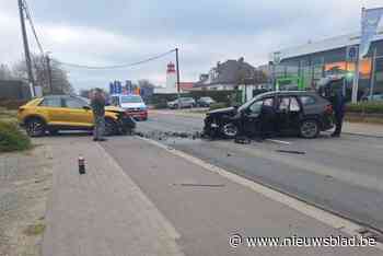 Brusselsesteenweg afgesloten na frontale aanrijding, bestuurder naar ziekenhuis gebracht
