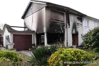 Terwijl vrouw in ziekenhuis verblijft, gaat haar huis in vlammen op: “Brandweer kon aanpalende woning grotendeels vrijwaren”