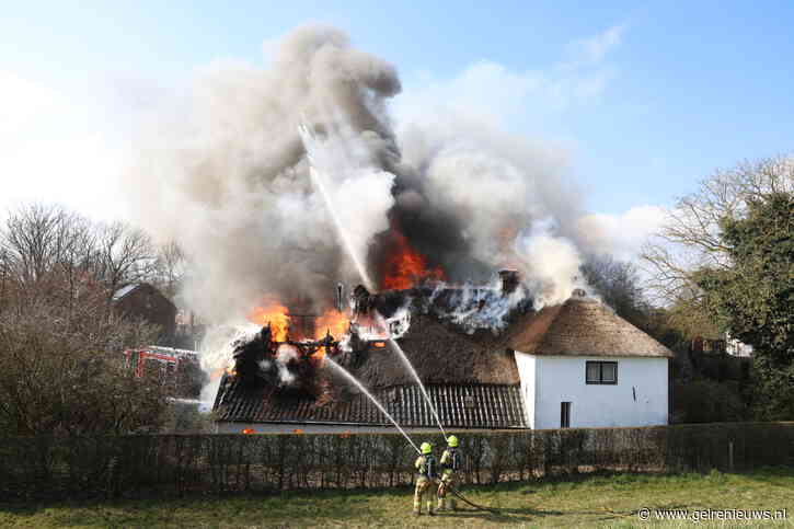 Monumentale boerderij met rieten dak verwoest door brand