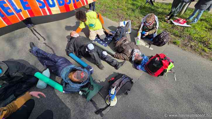 Amercentrale geblokkeerd, activisten bijna aangereden: 'Rij ze maar omver'