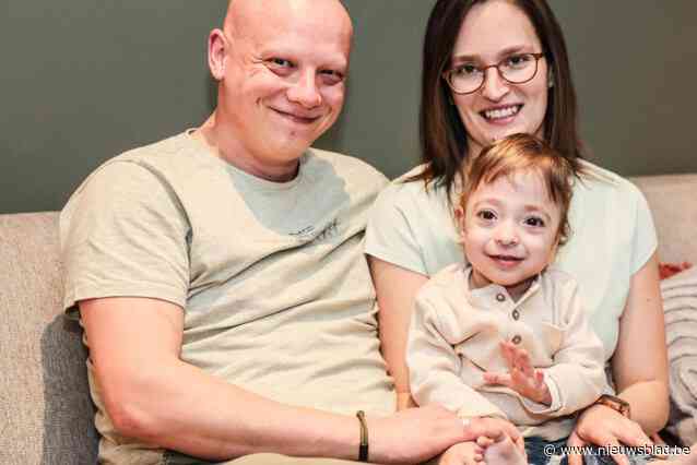 Vic (1,5) werd geboren met zeldzame afwijking en kan niet eten of drinken: “Hij zal de rest van zijn leven afhankelijk zijn van een sonde”