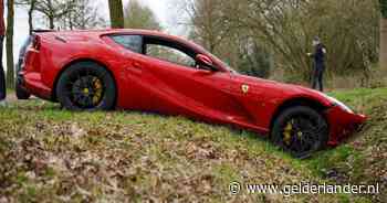 Ferrari van bijna half miljoen euro crasht: ongeval trekt veel bekijks