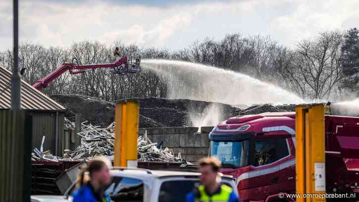 Tien meter hoge berg afval in brand, N279 afgesloten