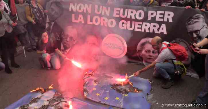 Bruciate bandiere europee alla contro manifestazione di Potere al popolo in piazza Barberini