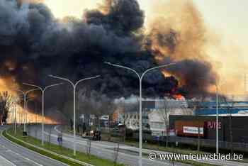 Enorm zware brand bij fietsenbedrijf in Brugge: rookpluim van ver te zien, politie vraagt omgeving te vermijden