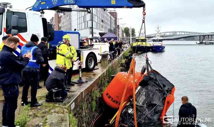 Ferrari uit het IJ is nu een kunstwerk, kost 30.000 Euro