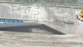 Un barcone è affondato nel Tevere, sul posto i vigili del fuoco