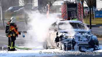Auto brennt an Braunschweiger Kreuzung komplett aus