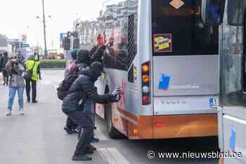 Betogers tegen politiegeweld besmeuren bussen en politievoertuigen: tiental aanhoudingen verricht