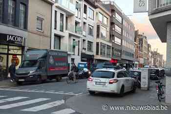 Man stapt uit wagen en steekt twee passanten met mes in Sint-Niklaas