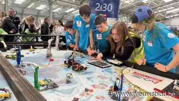 Meer dan 300 jongeren strijden met Lego-robots op Droneport: “Leuk om met techniek en programmeren bezig te zijn”