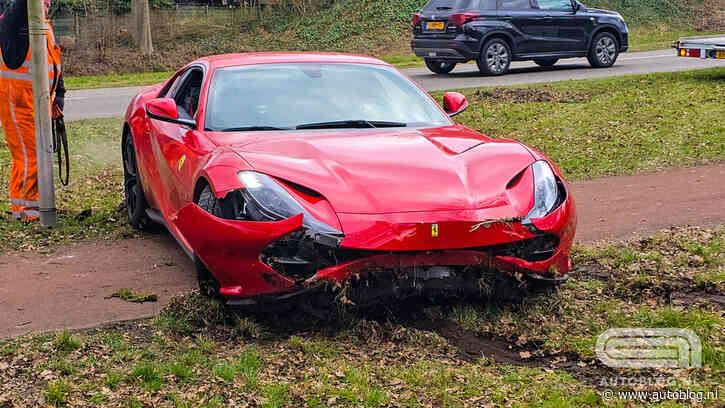 Peperdure Ferrari 812 crasht in de sloot in Hengelo