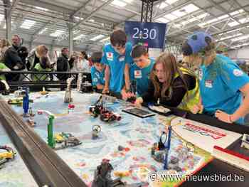 Meer dan 300 jongeren strijden met Lego-robots op Droneport: “Leuk om met techniek en programmeren bezig te zijn”
