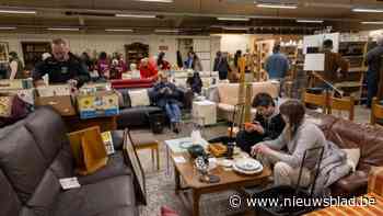 Retrodag lokt opnieuw massa volk naar Opnieuw en Co: “Eigenlijk hou ik niet van de drukte, maar ik doe ’t met veel liefde voor mijn vriend”