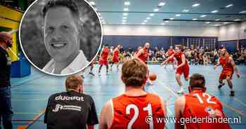 Kippenvelmoment bij eerbetoon aan Coen: bal neergelegd in 21ste minuut, applaus vult de zaal