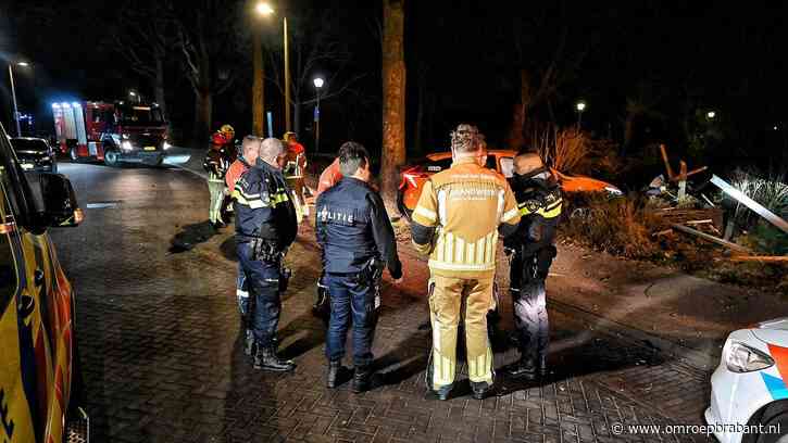 Automobilist veroorzaakt ravage in dorp, weg bezaaid met brokstukken
