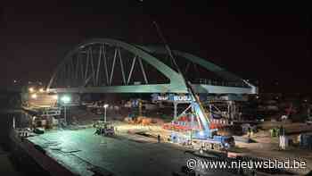 IN BEELD. Blauwgroene boogbrug wordt over Albertkanaal gezet