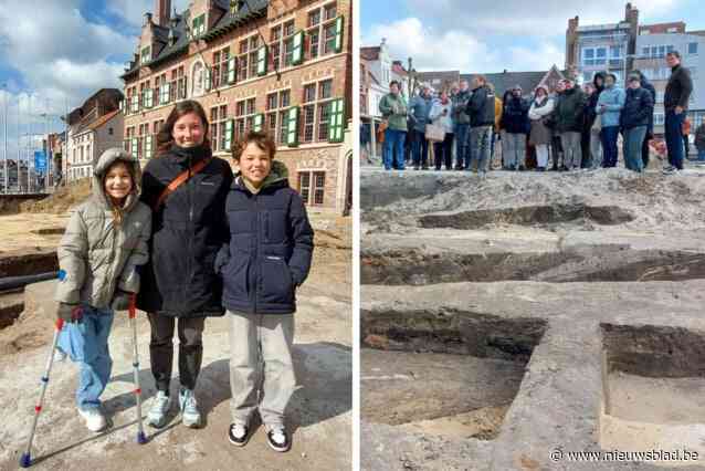 Meer dan 250 nieuwsgierigen bezoeken archeologische kijkdag op marktplein: “Die bakoven doet onze fantasie op hol slaan”