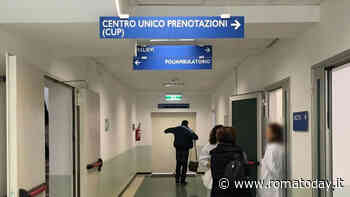 Entra nella Asl e con il "cappello" di un nasone tenta di sfondare i distributori automatici