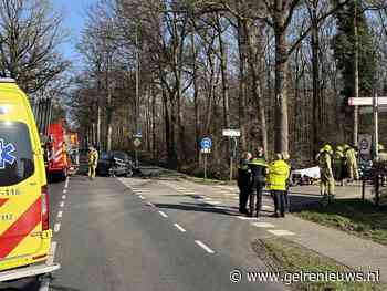 Bestuurder bekneld na ongeval, weg afgesloten