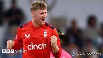 All-rounder Mousley signs new two-year Bears deal