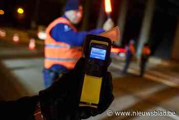 Dronken vijftiger rijdt zich vast in park