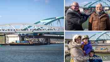 Zo’n honderd kijklustigen vergapen zich aan plaatsing nieuwe boogbrug over Albertkanaal: “Of de werkmannen goed bezig zijn? Precies wel, ja”