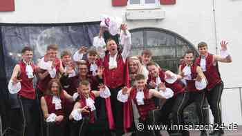 Häfinger Faschingsfreunde feiern Jubiläum vor Töginger Rathaus – samt Überraschung
