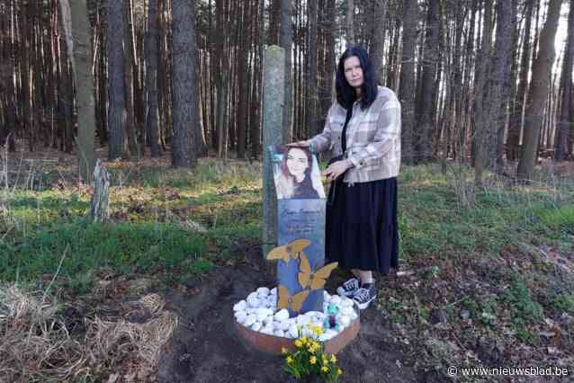 Mireille (47) ontroostbaar nadat vandalen voor derde keer gedenkplaats van dochter Aliya (21) vernielen: “Ze had nog maar twee dagen een nieuw plekje”