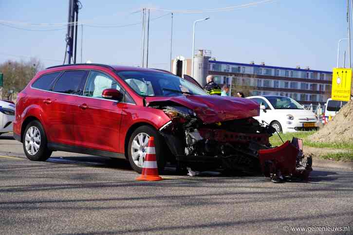 Gewonde en veel schade na ongeluk op kruising