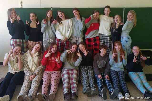 Leerlingen in solidariteit met zieke klasgenoten in pyjama naar school