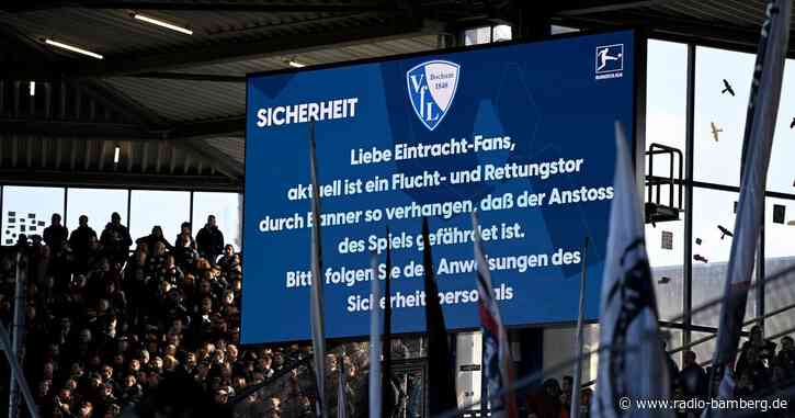 Erneuter Zaunfahnen-Eklat in Bochum: Spiel läuft