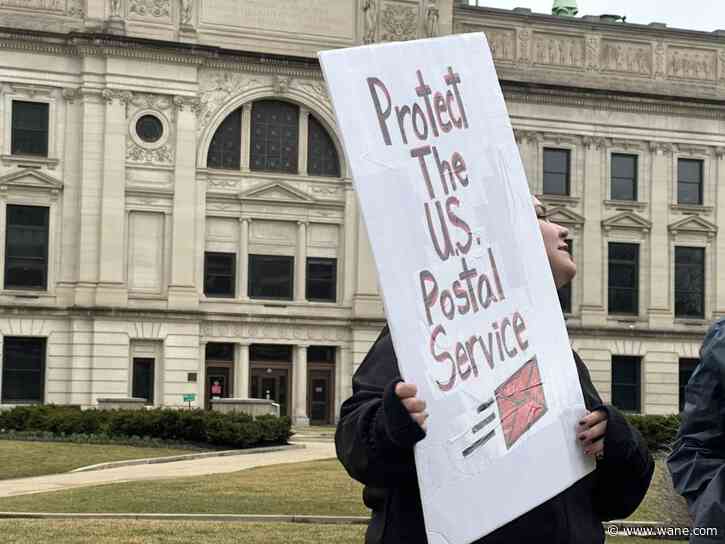 'Every person in America gets mail delivered': U.S Postal Workers rally at the Allen County Courthouse