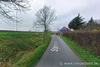 Dronken automobilist crasht in gracht