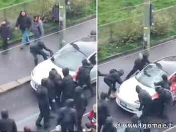 Antagonisti vandalizzano Tesla durante il corteo a Milano. Salvini: “Deficienti”