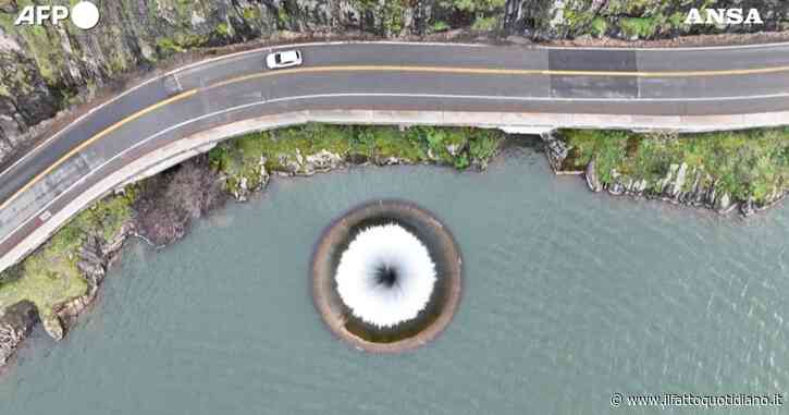 L’enorme buco nel lago californiano di Berryessa: le immagini dall’alto del “Glory Hole”
