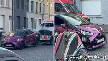 Bestuurder (50) verliest controle op Brusselsesteenweg: auto rolt op flank tegen fietsenrek