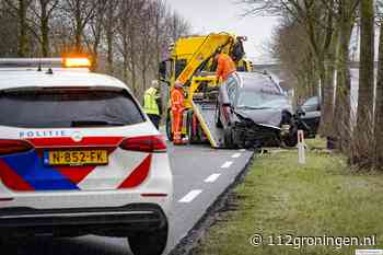 Auto botst tegen boom op N361 bij Groningen, bestuurder gewond