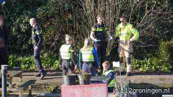 Persoon springt in het water bij woonboot aan de Spilsluizen